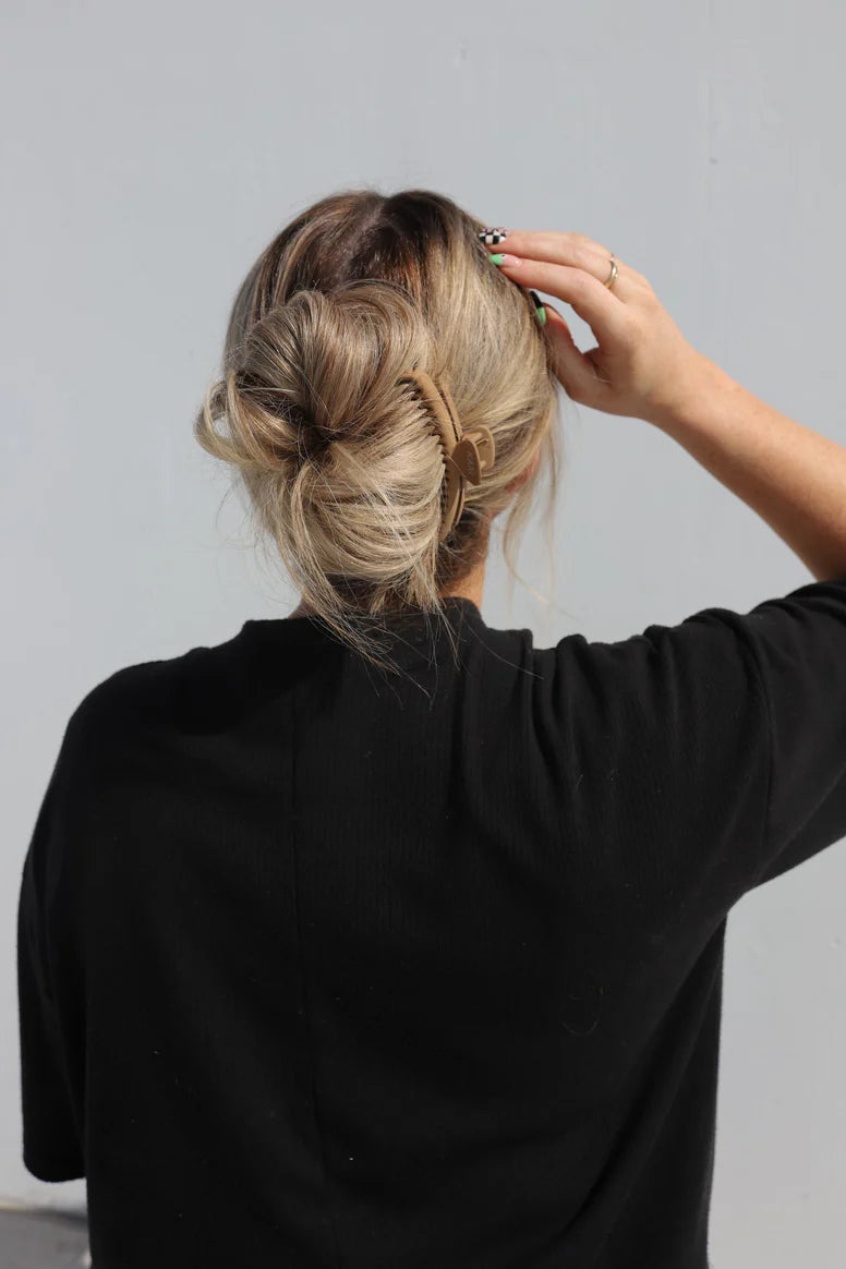 Kaxi Midi Hold Everything Claw Clip - Matte Light Brown