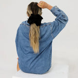woman wearing kaxi jumbo scrunchie in black.