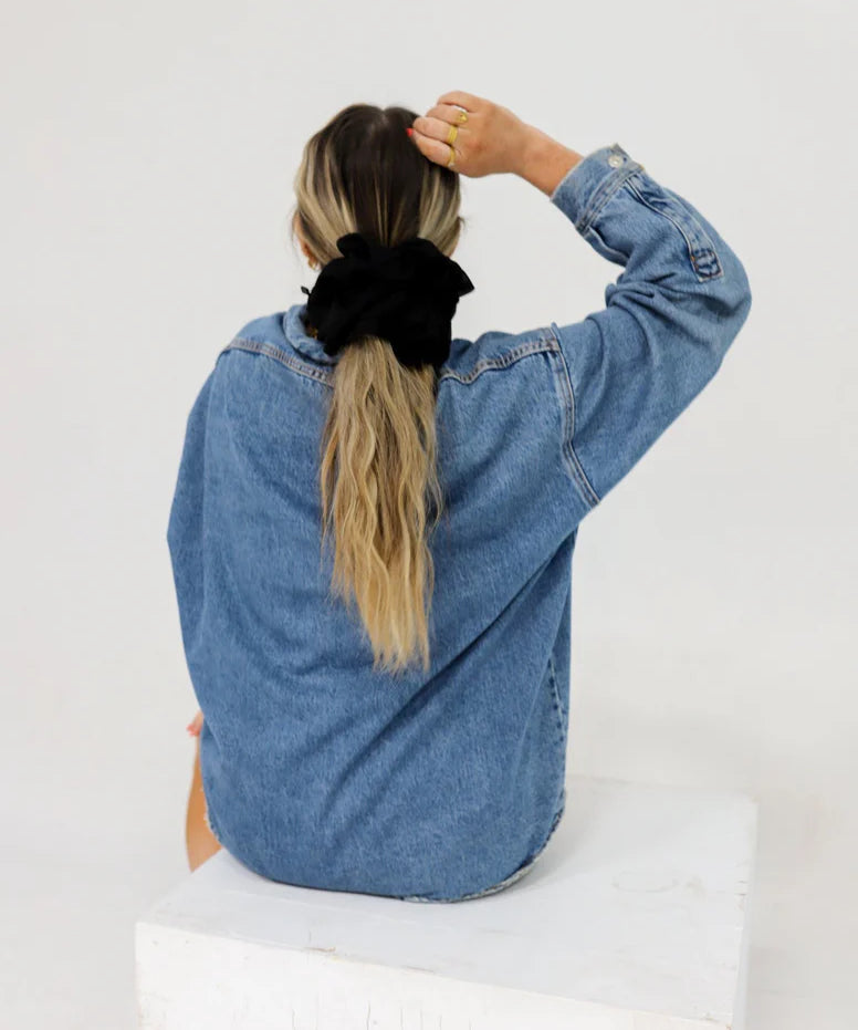 woman wearing kaxi jumbo scrunchie in black.