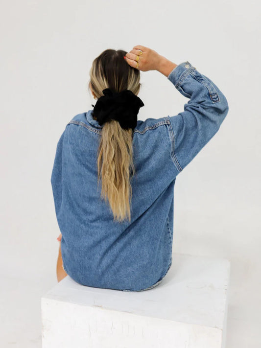 woman wearing kaxi jumbo scrunchie in black.