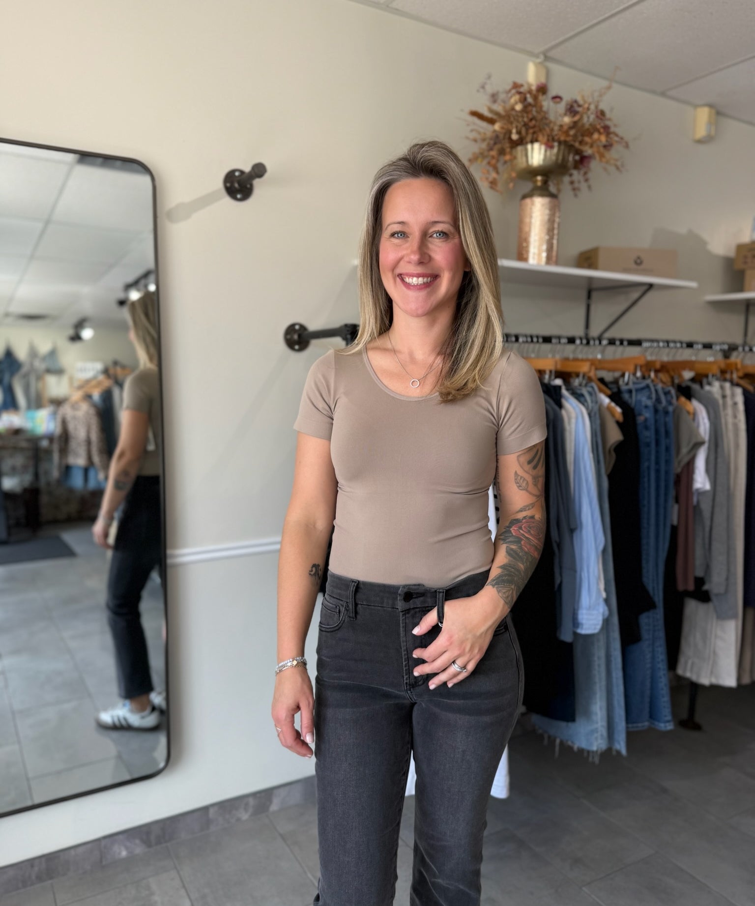 Seamless Reversible V-Neck Short Sleeve Top - Light Mocha
