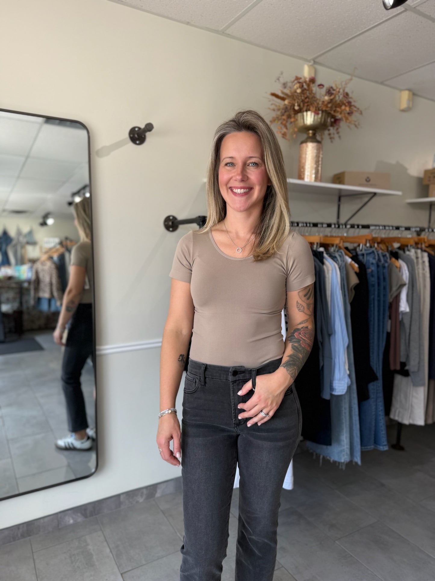 Seamless Reversible V-Neck Short Sleeve Top - Light Mocha
