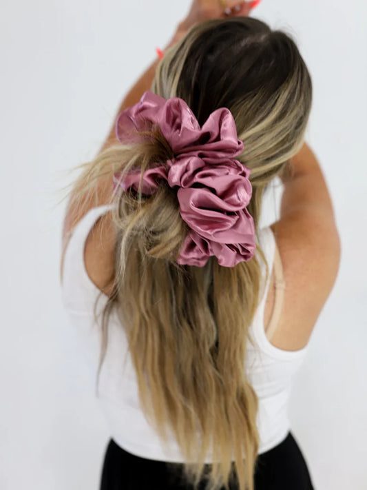woman wearing kaxi jumbo sleep scrunchie in mauve.