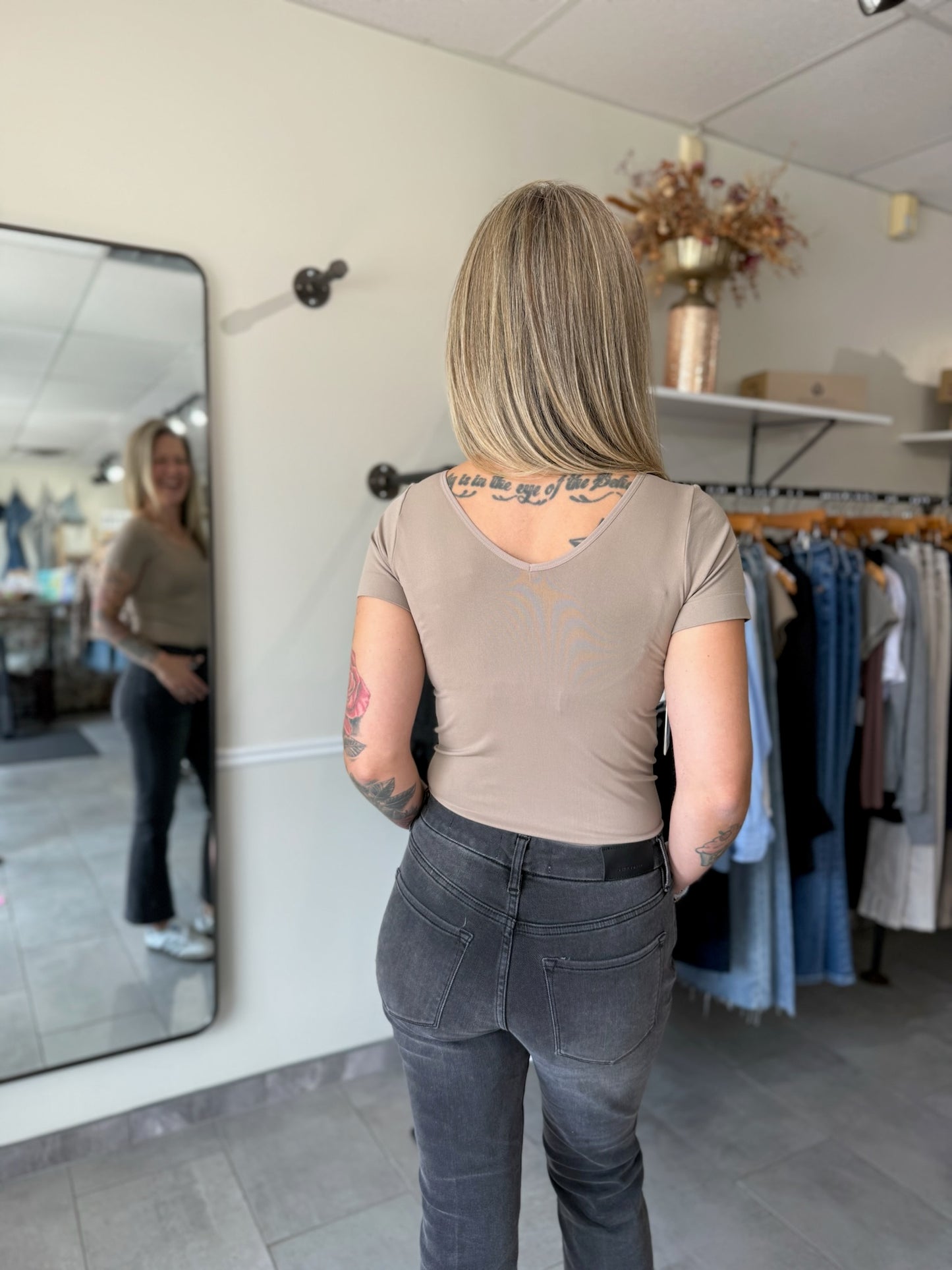 Seamless Reversible V-Neck Short Sleeve Top - Light Mocha