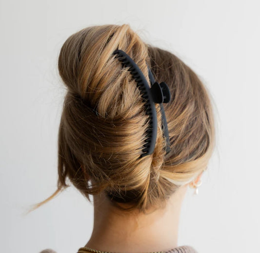 Model with long hair wearing Kaxi Matte Original Hold Everything Claw Clip in black.