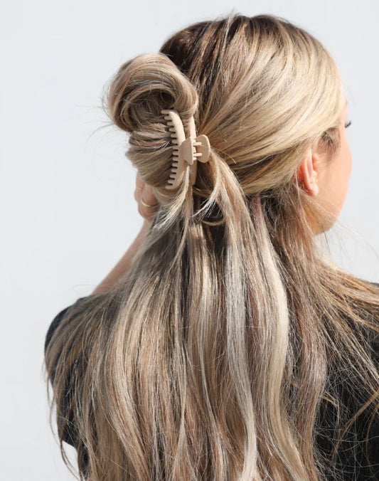 Model wearing mini kaxi hold everything claw clip in color Matte Bone